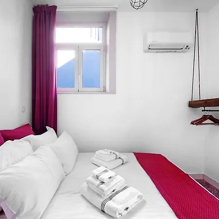 Crooked Floor House - 1st Floor *