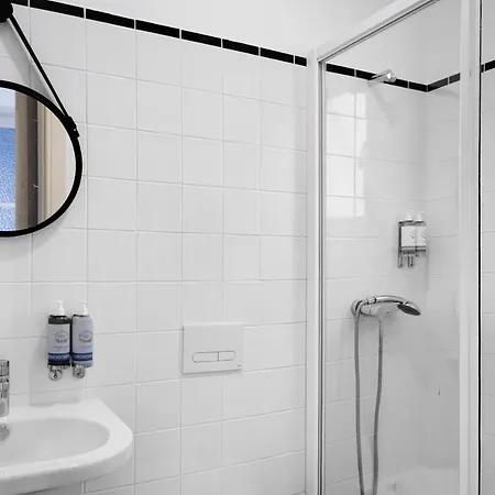 Crooked Floor House - 1st Floor דירה