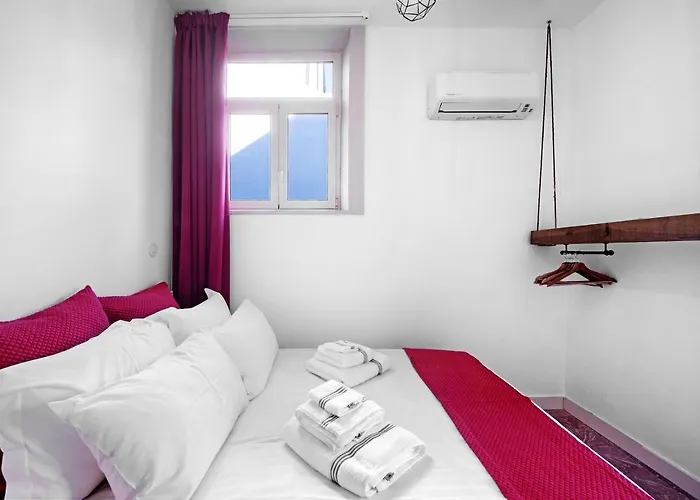 Crooked Floor House - 1st Floor *